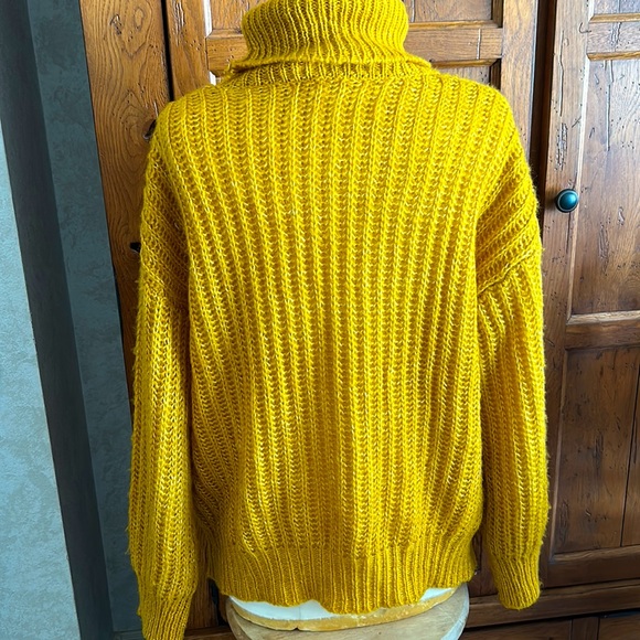 Hem & Thread TURTLENECK SWEATER🌻Perfect FALL🍁Golden Mustard color Size Medium - Picture 3 of 8